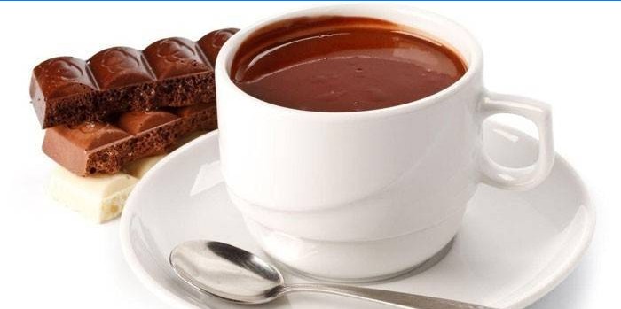 Warme chocolademelk in een kopje en poreuze chocolade
