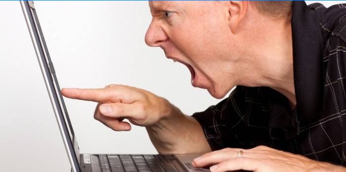 Een man schreeuwt tegen een computer