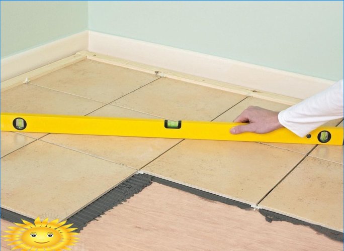 Hoe tegels op een houten vloer te leggen