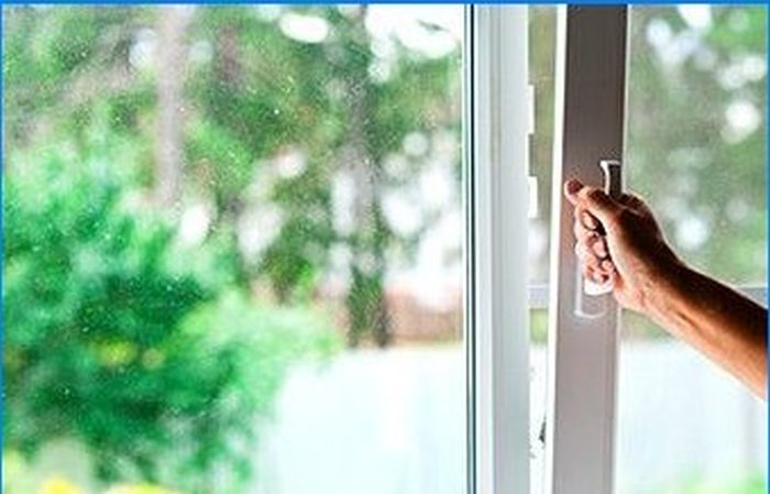 Hoe vochtcondensatie op kunststof ramen te verminderen