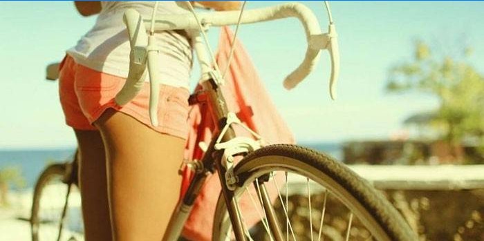 Meisje met een fiets