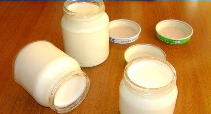 Zelfgemaakte yoghurt in potten