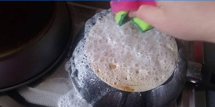 Waterstofperoxide om de pan schoon te maken