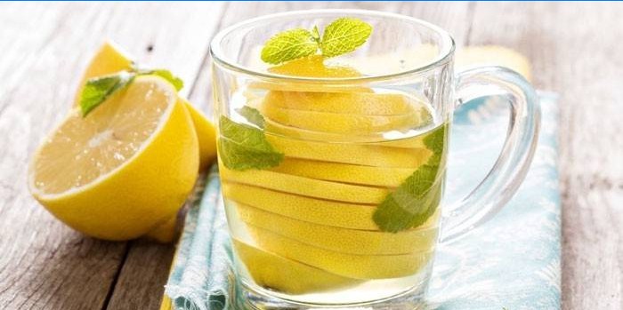 Water met citroen en munt in een kopje