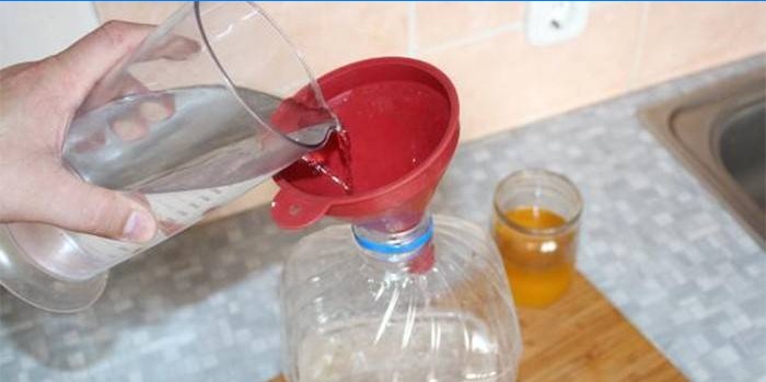Het proces van het mengen van alcohol met water