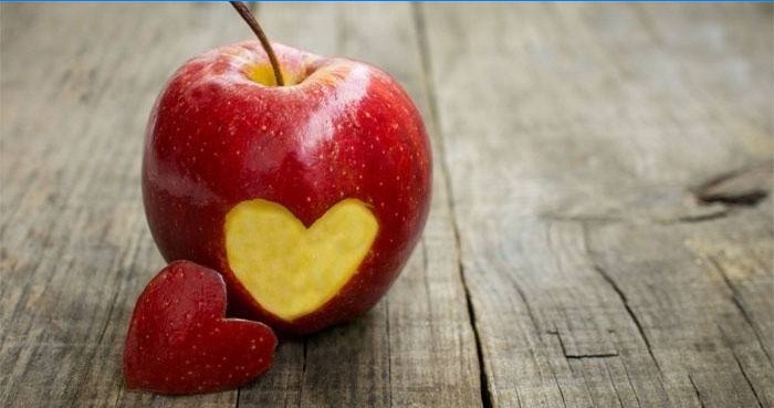 Liefdes spreuk op een appel is erg populair bij vrouwen