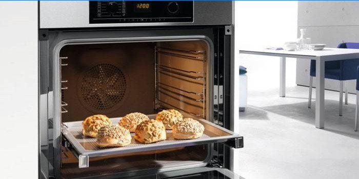 Broodjes op een bakplaat in een elektrische oven