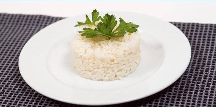 Gekookte rijst in een plaat