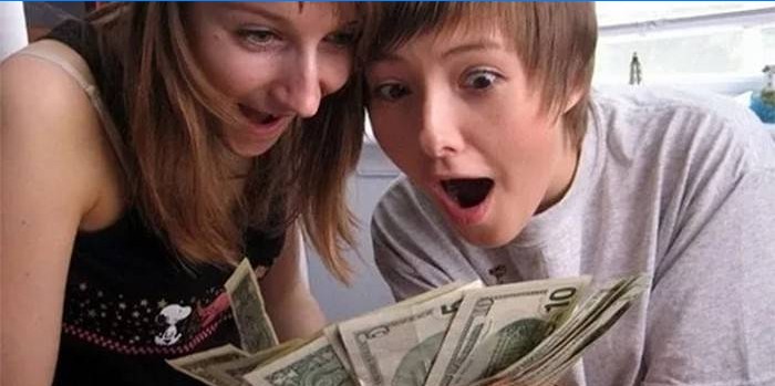 Tieners met dollarbiljetten in hun handen