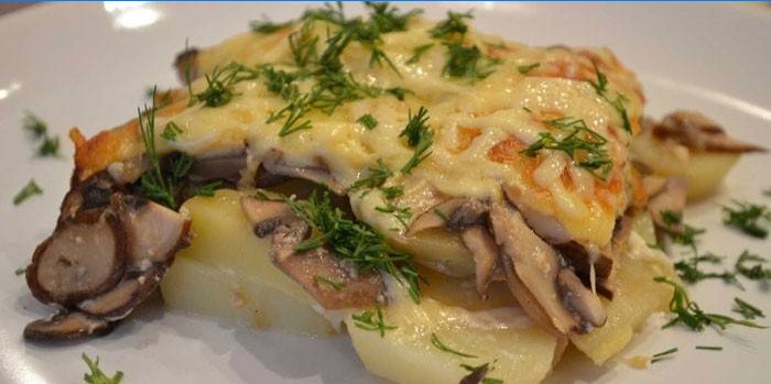 Gebakken aardappelen met champignons en kaas