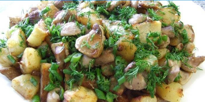 Gebakken aardappelen met champignons op een plaat