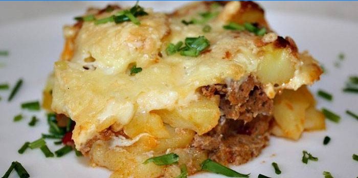 Aardappelschotel met gehakt en kaas