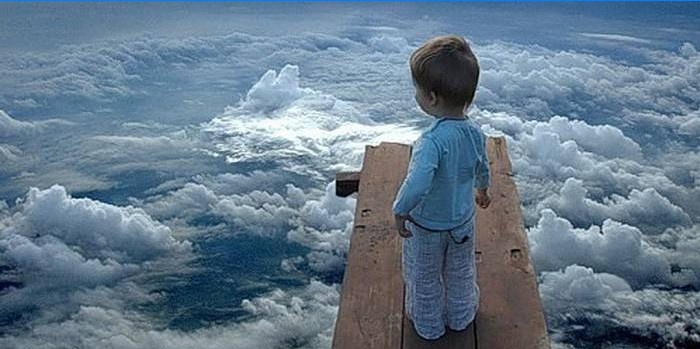 Baby boven de wolken