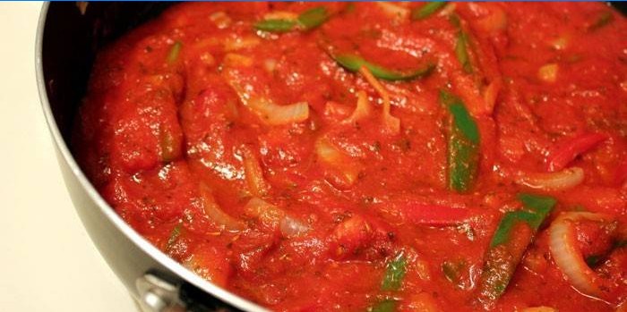 Tomatensaus met peper in een pan