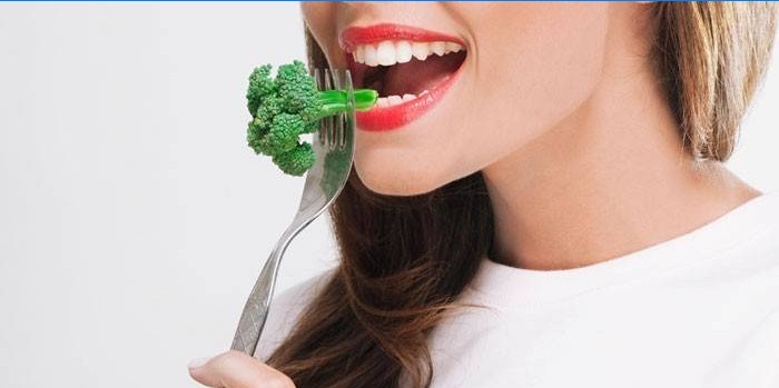 Meisje eet broccoli