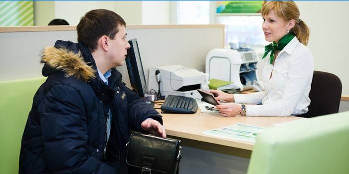 Een man praat met een consultant bij Sberbank