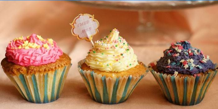 Cupcakes met kleurrijke crème