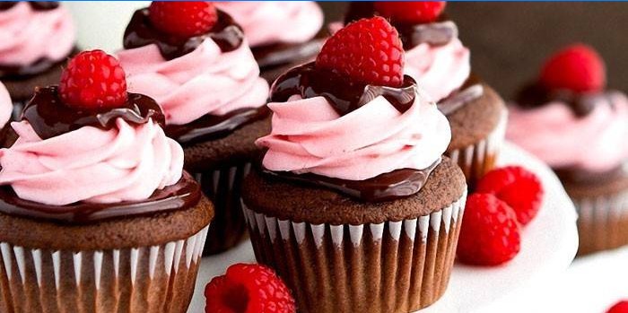 Chocolade cupcakes met twee soorten room en frambozen