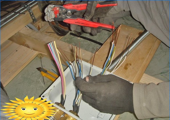 Regels voor het installeren van elektrische bedrading in een houten huis