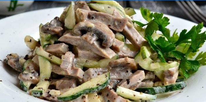 Salade van champignons, verse komkommers en gekookte tong