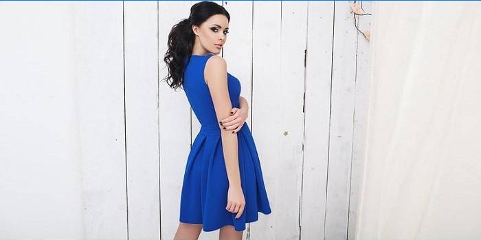 Meisje in een blauwe jurk met een volledige rok