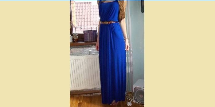Meisje in een jurk op blauwe elektrische blauwe riemen