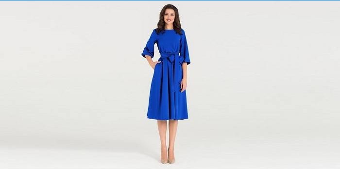 Meisje in een blauwe casual jurk met een mouw