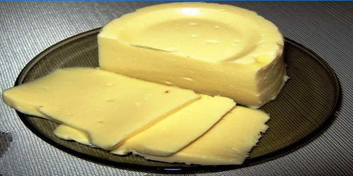 Zelfgemaakte kaas op een plaat