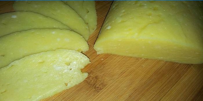 Zelfgemaakte kaas van kwark en melk