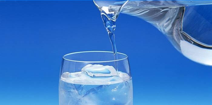 Water in een glas en kruik