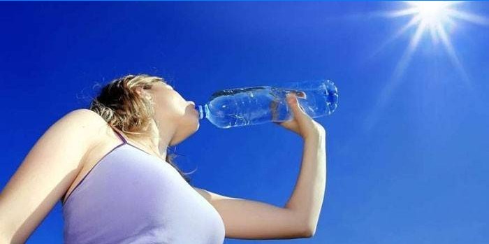Meisje drinkt water uit een fles