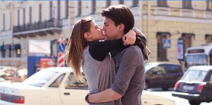 Mensen kussen op straat