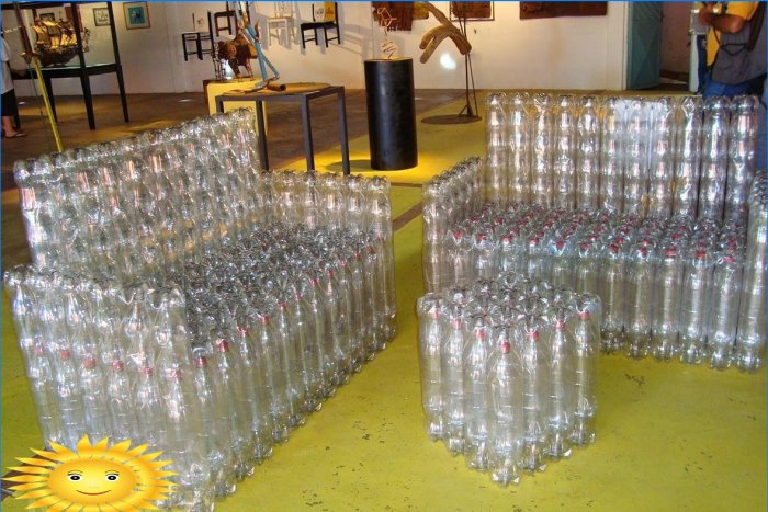 Meubels van plastic flessen