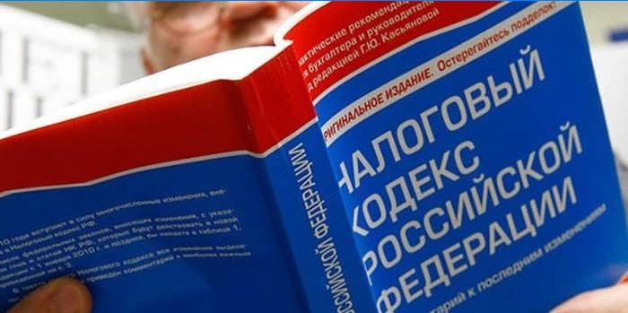 Een man leest de belastingcode van de Russische Federatie