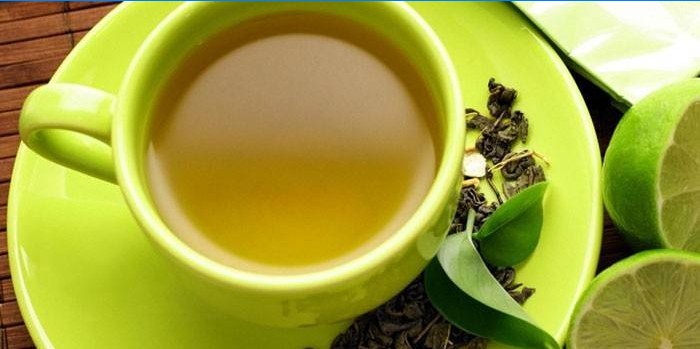 Groene thee in een kopje en limoen