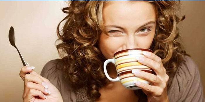 Meisje drinkt thee uit een kopje