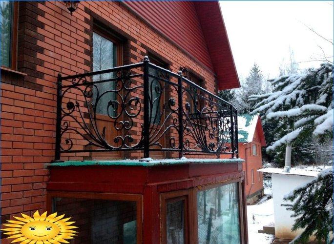 Balkon in een privéwoning: voor-, nadelen, voorbeelden
