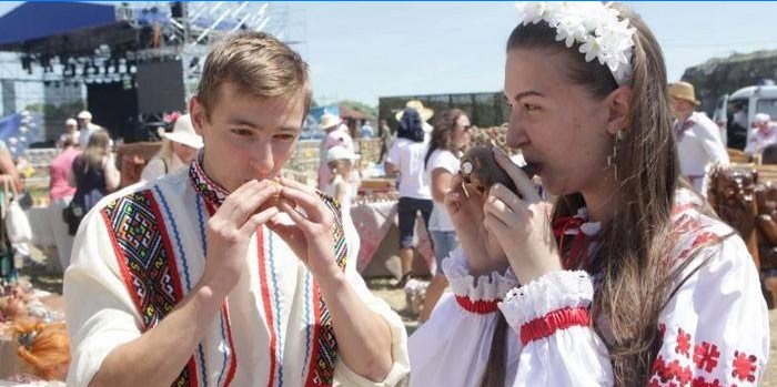 Een jongen en een meisje in de Wit-Russische klederdracht