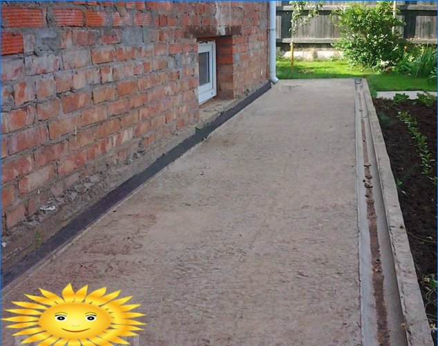 DIY betonnen blinde ruimte rond het huis: stapsgewijze instructies