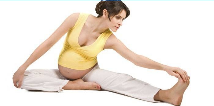 Zwanger meisje dat rekoefeningen doet