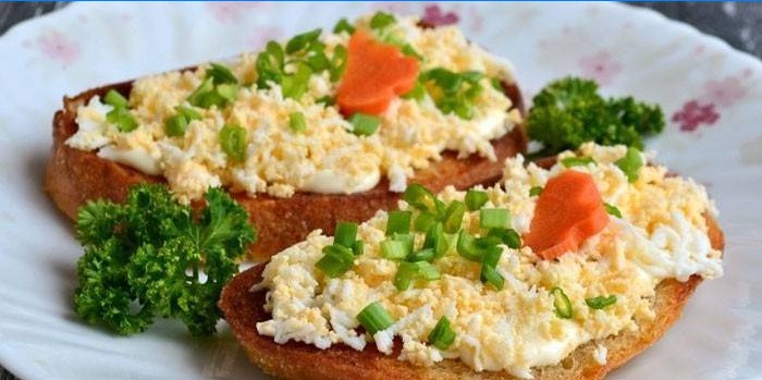 Gebakken croutons met gekookte eieren en knoflook