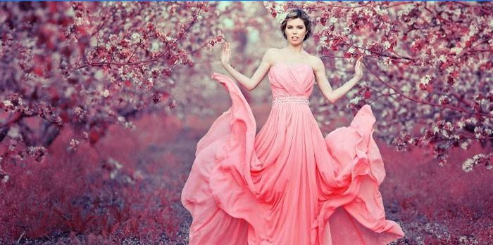 Meisje in een roze jurk