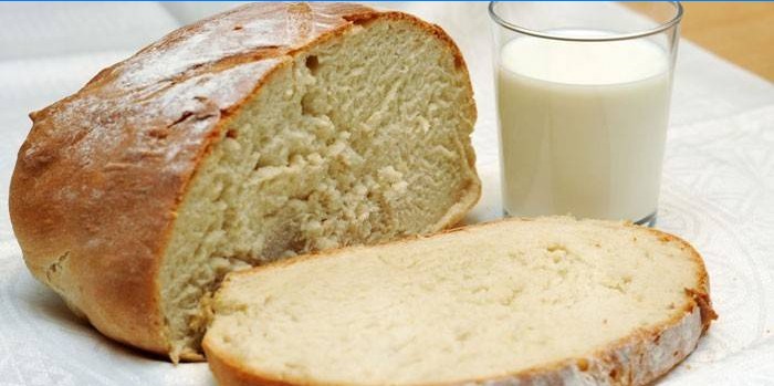 Zelfgebakken brood en een glas melk