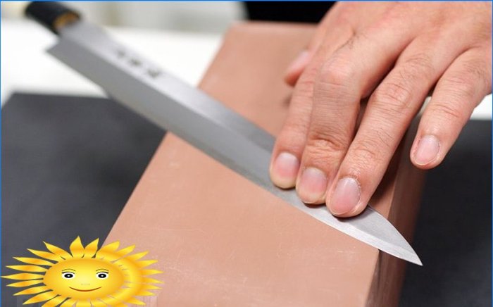 De techniek van het slijpen van een mes op een staaf