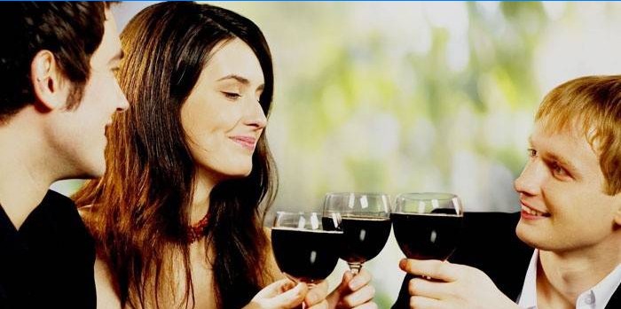Mannen en vrouwen drinken wijn