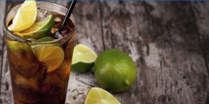 Cuba libre cocktail in een glas met limoen