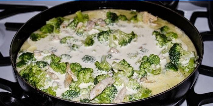 Gesneden kipfilet met roombroccoli in een pan