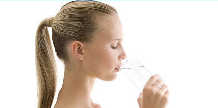 Meisje drinkt water