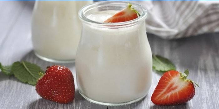 Natuurlijke yoghurt met aardbeien in een pot