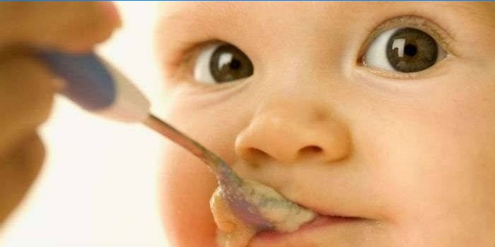 Een baby voeden met een lepel